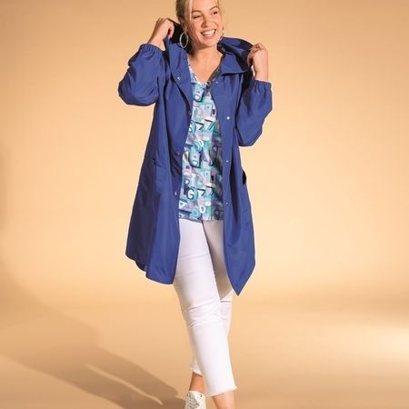 Cardiganjacke mit Röhrenjeans und V-Ausschnitt-Shirt