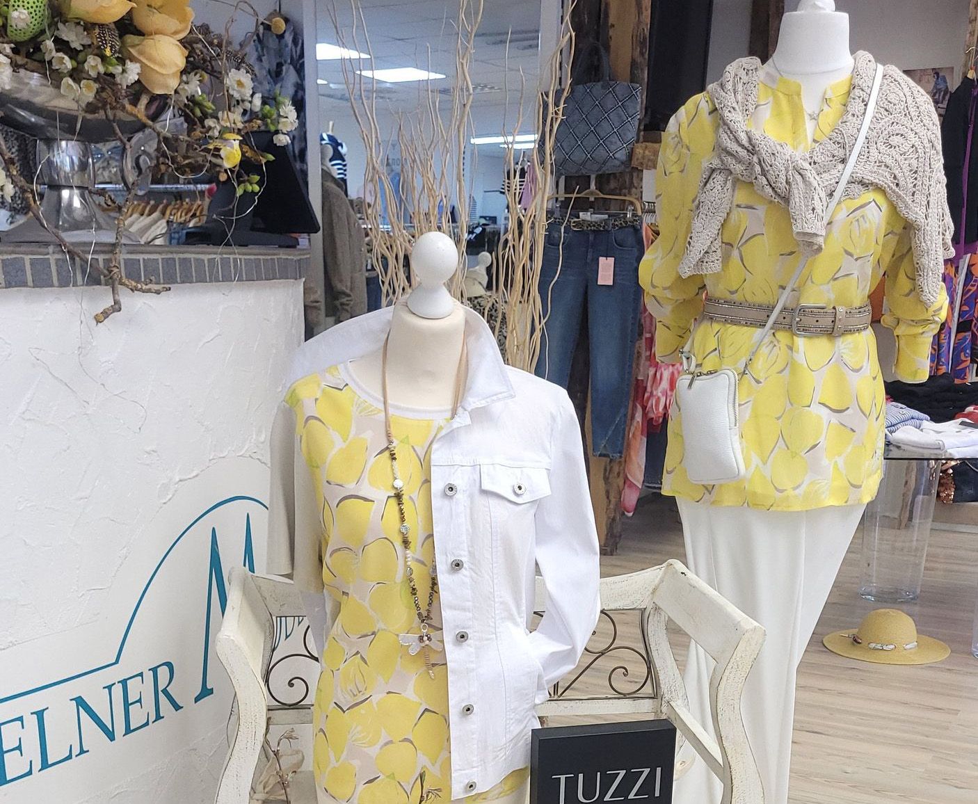 Zwei Schaufensterpuppen, mit einem gelb-weißem Outfit