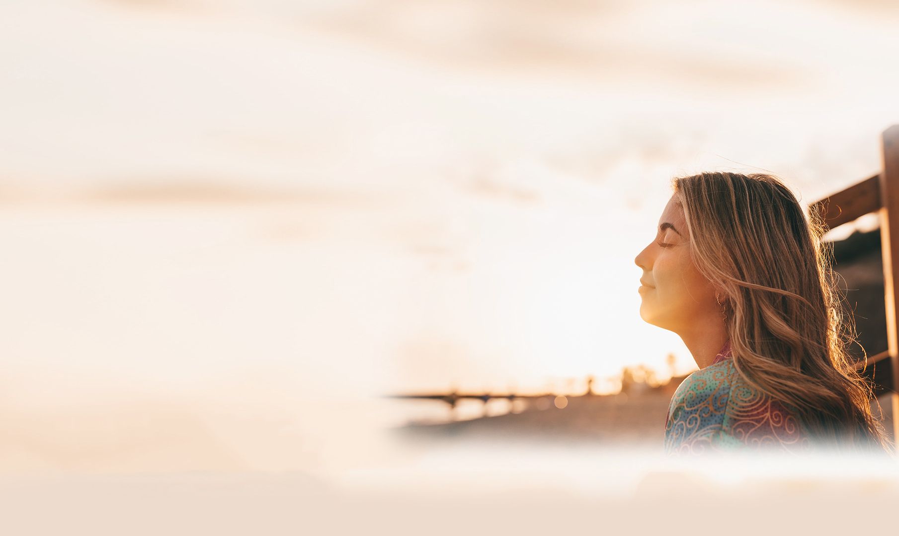 Frau am Strand im Sonnenuntergang