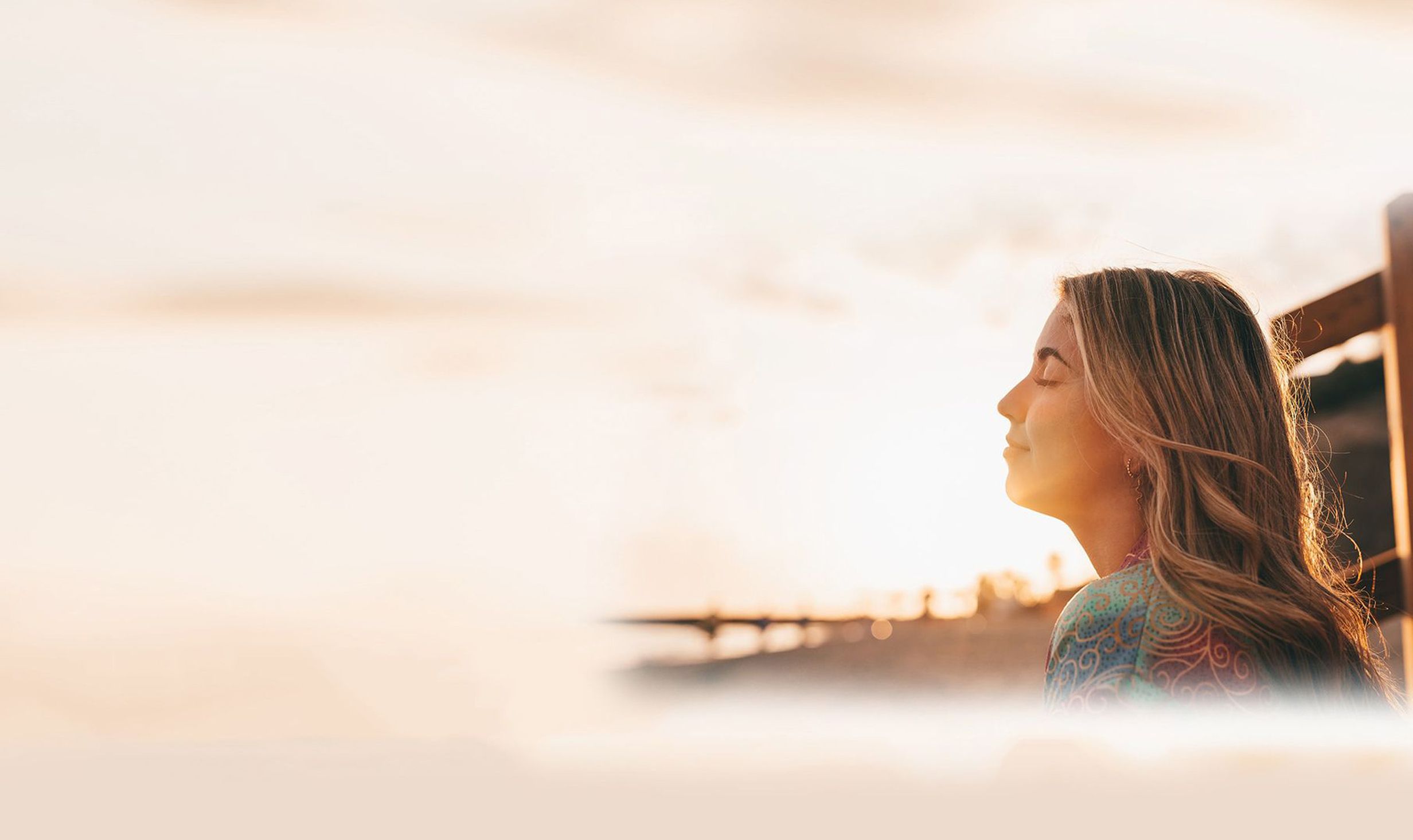 Eine Frau, die die Sonne am Meer genießt
