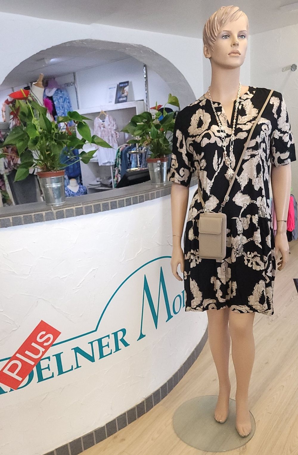 Eine Schaufensterpuppe, mit einem schwarz-weißem Kleid